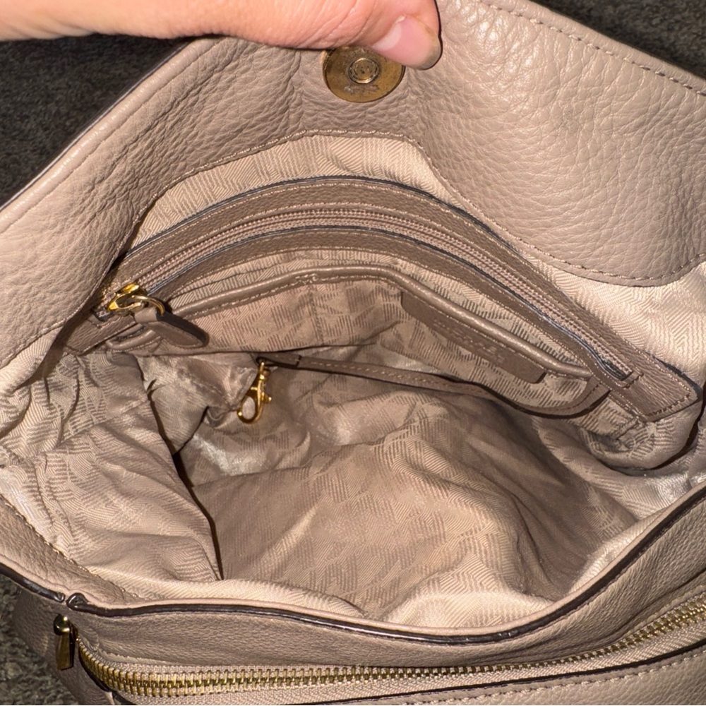 Michael Kors Tan Leather Shoulder Bag Gold Hardware - Picture 7 of 8